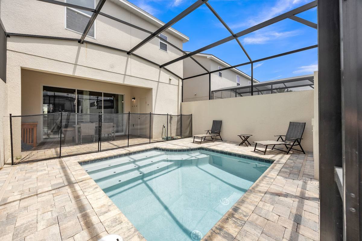 Piscina privativa telada do townhome no Solara Resort