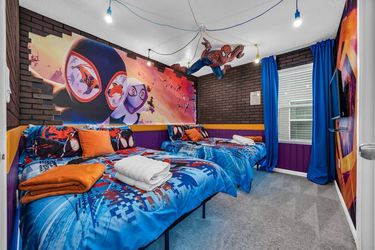 Quarto temático de super-heróis com duas camas