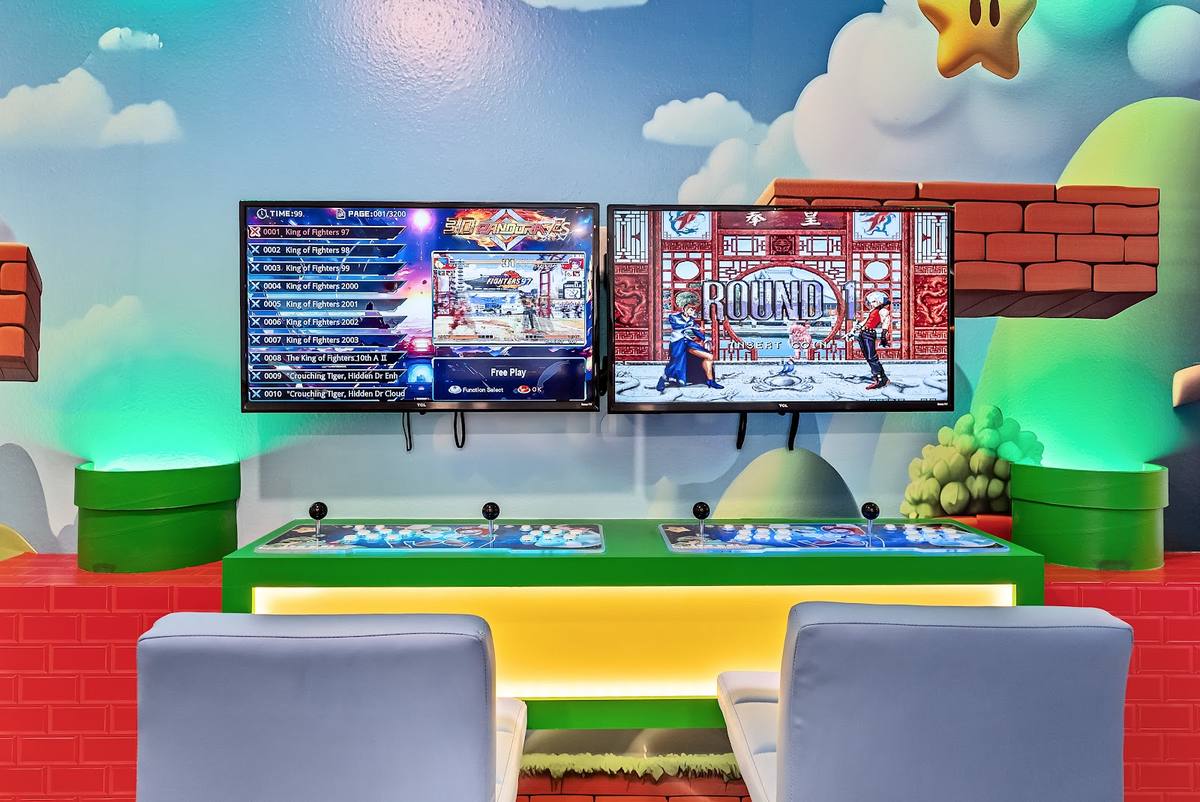 Sala de jogos com fliperama
