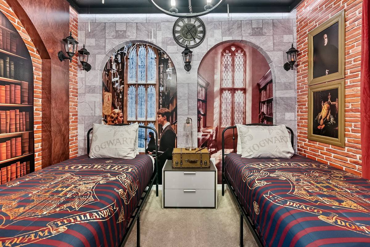 Quarto temático com duas camas e paredes de castelo