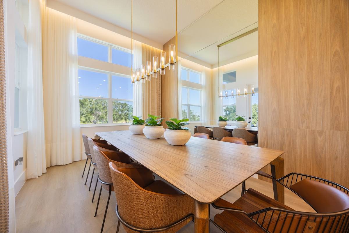 Sala de jantar com mesa para oito